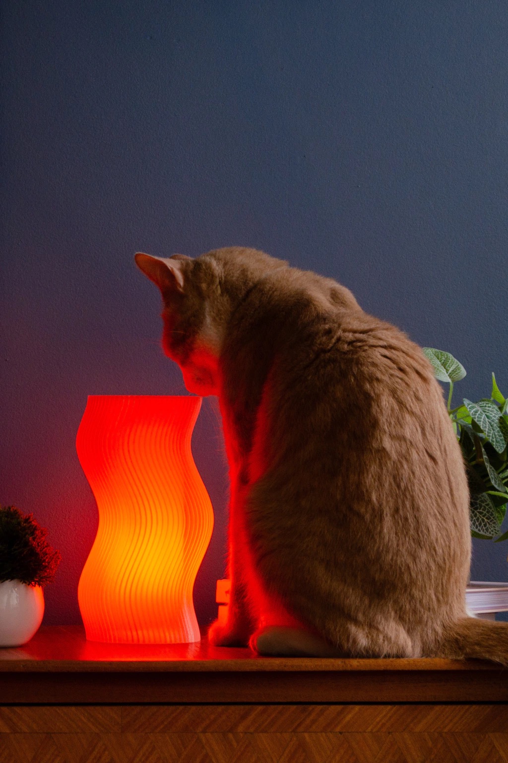 Lámpara Ola encendida, glow naranja